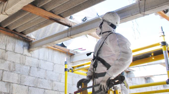 Desmontando tejado de fibrocemento con amianto en Estación Eléctrica
